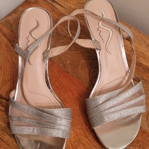 Nina 9.5 silver heels